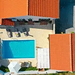 Ikka S Grijanim Bazenom Holiday home Pridraga