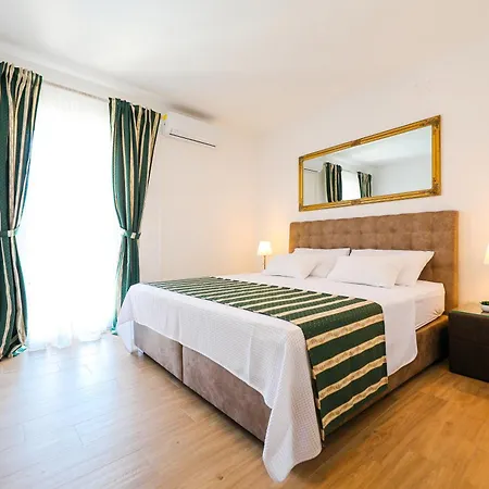 Ikka S Grijanim Bazenom Holiday home Pridraga