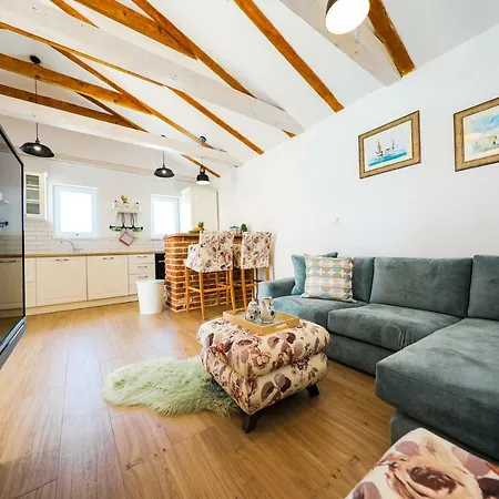 Ikka S Grijanim Bazenom 펜션 *