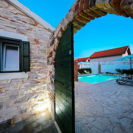 Casa de Férias Ikka With Swimming Pool
