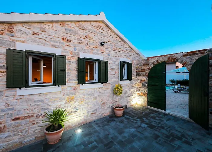 בית נופש Ikka With Swimming Pool