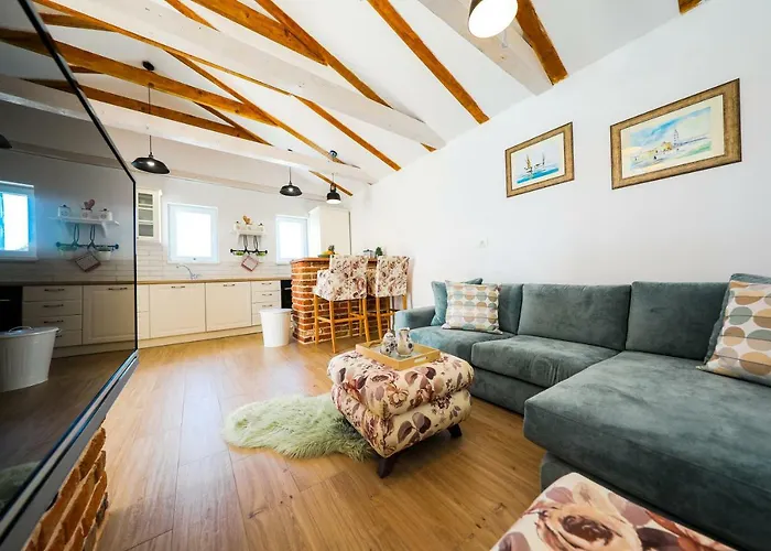 Ikka With Swimming Pool בית נופש *