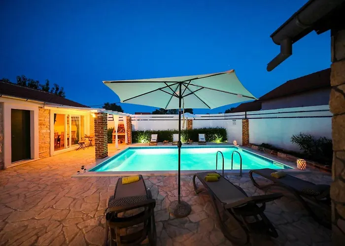 Ikka With Swimming Pool בית נופש Pridraga