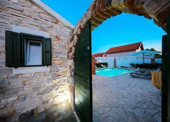 Сasa de vacaciones Ikka With Swimming Pool