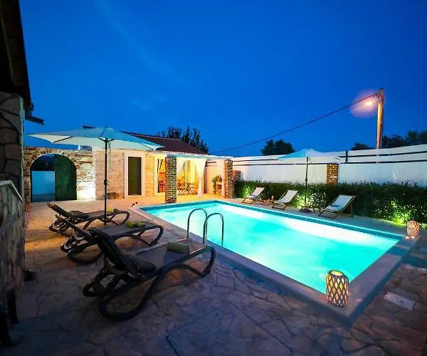 Ikka With Swimming Pool