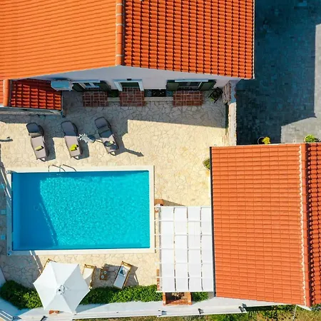 Ikka With Swimming Pool 펜션 Pridraga