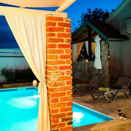 Ikka With Swimming Pool 펜션 *