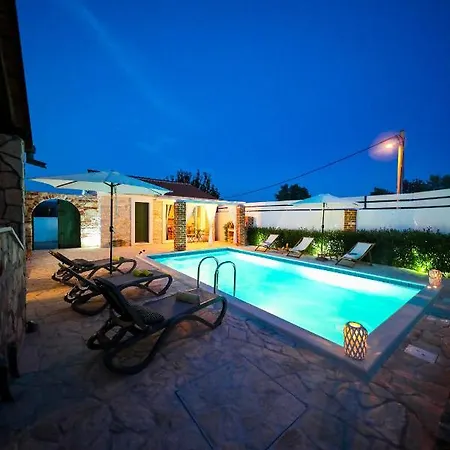 Ikka With Swimming Pool