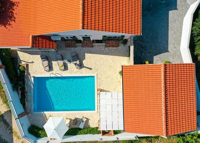 Ikka With Swimming Pool Vikendica Pridraga